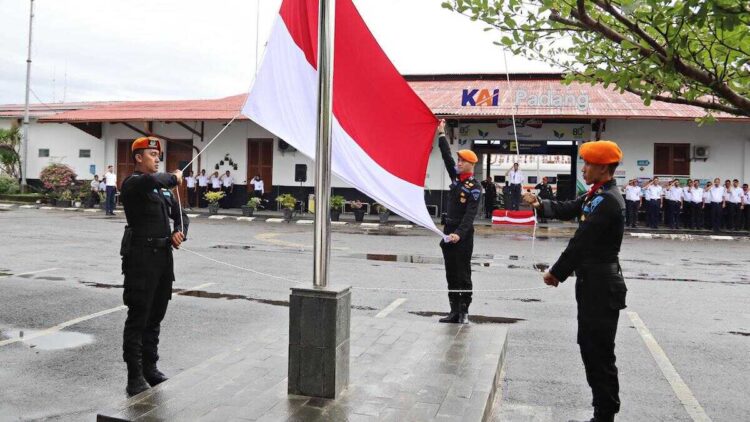 Upacara peringatan Hari Pahlawan yang digelar KAI Divre II Sumbar. (dok. istimewa)