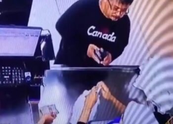 Viral dosen UIM saat meludahi kasir swalayan. (Foto X)