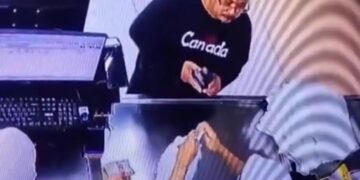 Viral dosen UIM saat meludahi kasir swalayan. (Foto X)