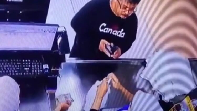 Viral dosen UIM saat meludahi kasir swalayan. (Foto X)