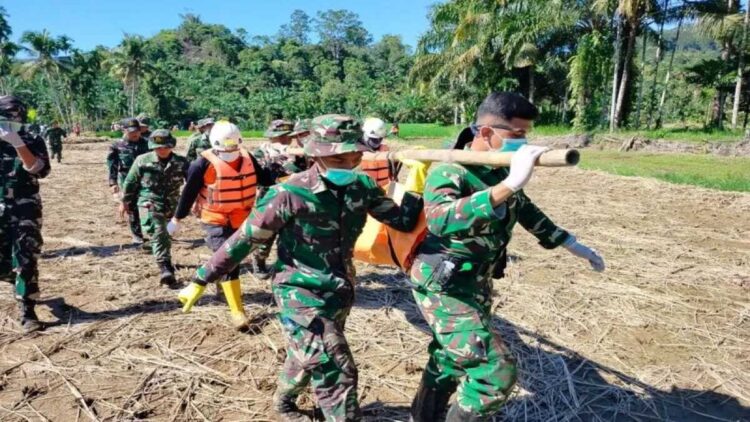Anggota TNI AD sedang mengevakuasi korban meninggal dunia di Salareh Aia, Kecamatan Palembayan, Kabupaten Agam. ANTARA/Yusrizal