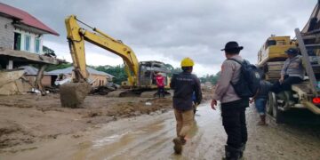 Puluhan Alat Berat Dikerahkan, Jalan di Palembayan Agam Ditutup Sementara 9 Puluhan Alat Berat Dikerahkan, Jalan di Palembayan Agam Ditutup Sementara