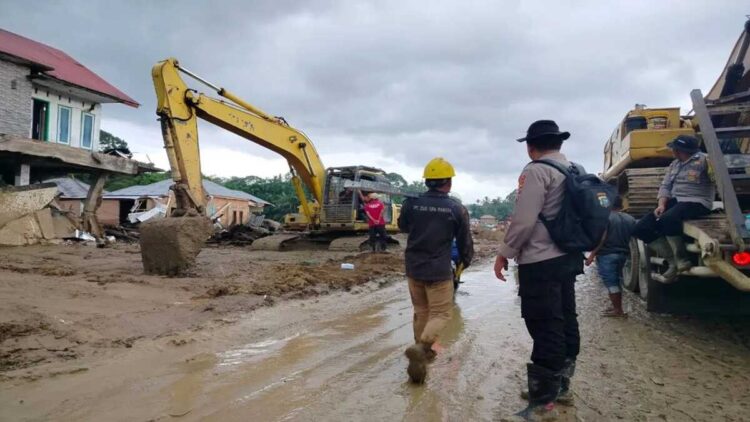 Puluhan Alat Berat Dikerahkan, Jalan di Palembayan Agam Ditutup Sementara 1 Kendaraan sedang melewati Salareh Aia, Kecamatan Palembayan, Kabupaten Agam. ANTARA/Yusrizal.