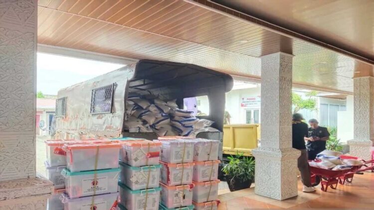 Petugas memuat sejumlah bantuan ke truk untuk disalurkan kepada korban banjir di Kota Padang, Minggu (7/12/2025). ANTARA/HO-Humas Pemko Padang