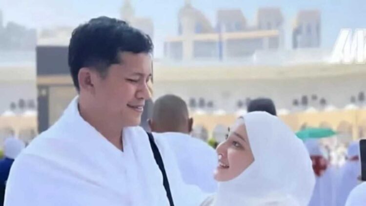 Tinggalkan Daerah Saat Bencana, Bupati Aceh Selatan Disentil Prabowo dan Dicopot dari Gerindra 1 Bupati Aceh Selatan bersama istri. (Ist)