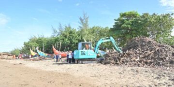 Aktifitas bersih-bersih nelayan di Pantai Parupuk Tabing. (dok. adpsb)