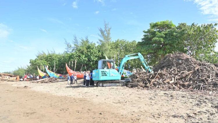 Aktifitas bersih-bersih nelayan di Pantai Parupuk Tabing. (dok. adpsb)