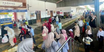 Aktifitas penumpang Kereta Api di Stasiun Padang. (dok. istimewa)