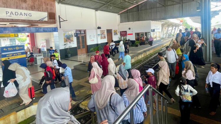 Aktifitas penumpang Kereta Api di Stasiun Padang. (dok. istimewa)