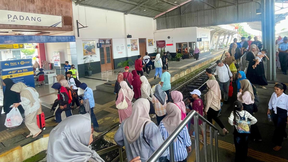 Aktifitas penumpang Kereta Api di Stasiun Padang. (dok. istimewa)