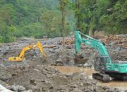 Motor Warga Terendam Banjir, Polda Sumbar Beri Servis Gratis