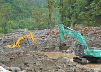 Pemprov Sumbar Percepat Penanganan Dampak Bencana Hidrometeorologi, 35 Alat Berat dan 940 Geobag Dikerahkan 10 Alat berat sedang membersihkan material banjir bandang. (dok. istimewa)