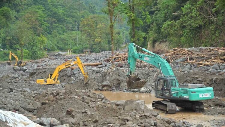 Pemprov Sumbar Percepat Penanganan Dampak Bencana Hidrometeorologi, 35 Alat Berat dan 940 Geobag Dikerahkan 1 Alat berat sedang membersihkan material banjir bandang. (dok. istimewa)