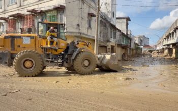Alat berat terus bersihkan Aceh Tamiang dari material banjir bandang. (dok. Bakom RI)
