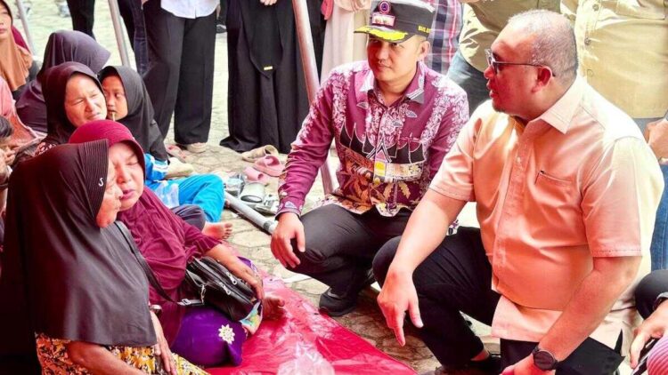 Di Tengah Galodo Sumbar, Andre Rosiade selalu Hadir untuk Rakyat 1 Andre Rosiade hadir di tengah masyarakat saat bencana. (dok. istimewa)