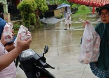 BRI RO Padang salurkan bantuan nasi bungkus di Koto Tangah. (dok. istimewa)