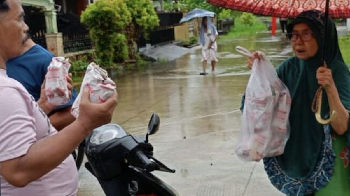 BRI RO Padang salurkan bantuan nasi bungkus di Koto Tangah. (dok. istimewa)