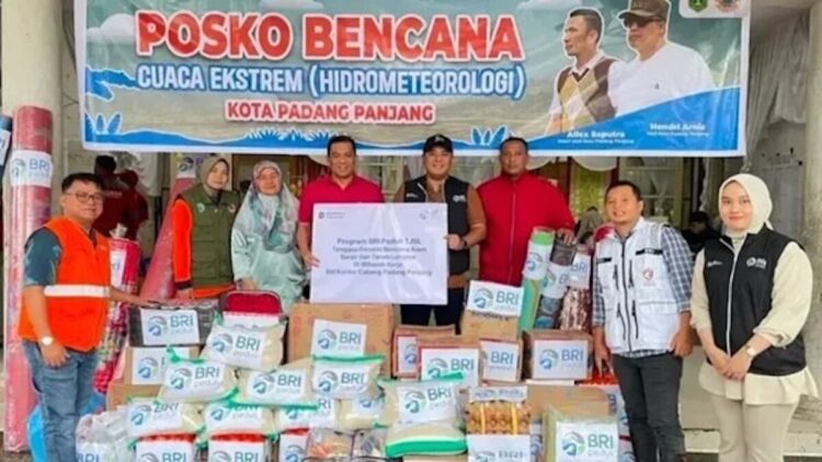 BRI Padang Panjang Percepat Bantuan untuk Korban Banjir Bandang 1 Bantuan BRI Padang Panjang untuk korban terdampak banjir bandang. (dok. istimewa)