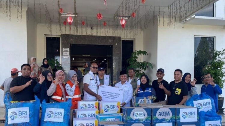 Tingkatkan Kepedulian, BRI Serahkan Bantuan untuk Korban Terdampak Banjir di Solok Raya 1 Bantuan BRI Solok untuk korban bencana. (dok. istimewa)