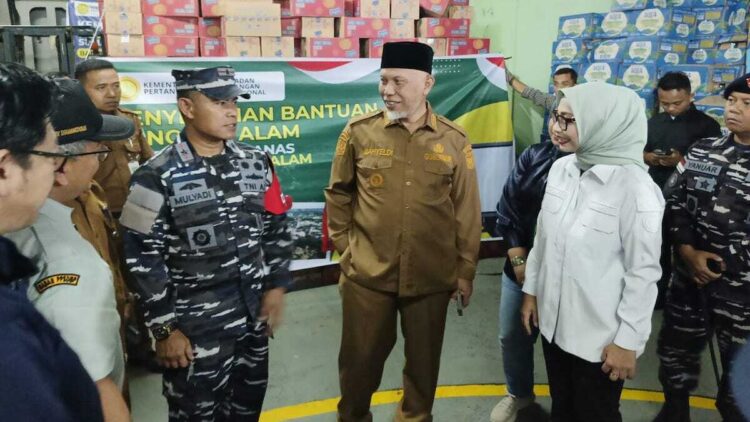 Gubernur Mahyeldi Minta Dukungan Pemerintah Pusat Pulihkan Lahan Pertanian yang Rusak Akibat Bencana 1 Bantuan dari Kementan untuk bencana di Sumbar sampai di Pelabuhan Teluk Bayur. (dok. istimewa)