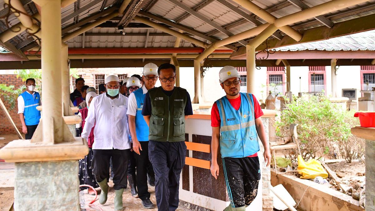 Chief Operating Officer (COO) Badan Pengelola Investasi Daya Anagata Nusantara (Danantara), Dony Oskaria (kedua dari kanan), didampingi Direktur Utama PLN, Darmawan Prasodjo (kedua dari kiri) turun langsung memastikan pemulihan fasilitas kesehatan dan layanan medis di RSUD Muda Sedia Aceh Tamiang, pada Jumat (19/12), berjalan cepat dan aman. (dok. Humas PLN)