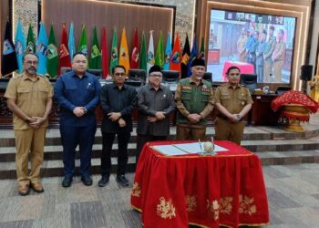 DPRD Sumbar dan Gubernur Mahyeldi Sahkan Ranperda Kemudahan Berusaha dan Pesantren 10 DPRD Sumbar dan Pemprov sepakati Ranperda Pesantren. (dok. adpsb)