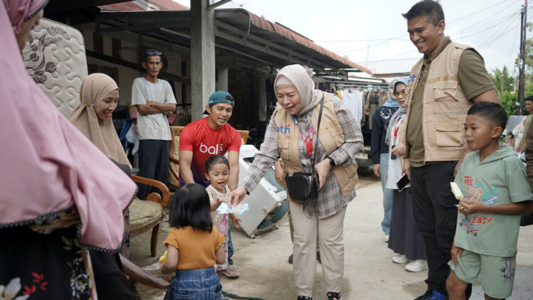 Direktur Commersial Banking BTN Hermita turun ke lapangan dan memberikan bantuan spontan untuk warga terdampak bencana. (dok. istimewa)