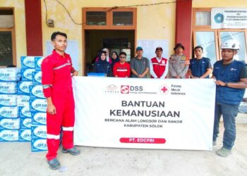 EDCPBI serahkan bantuan untuk korban bencana di Kabupaten Solok. (dok. istimewa)