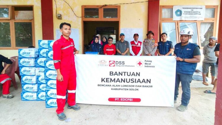 EDCPBI serahkan bantuan untuk korban bencana di Kabupaten Solok. (dok. istimewa)