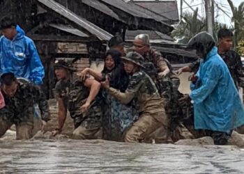 Evakuasi dua warga yang nyaris hanyut akibat galodo susulan di Jorong Pasa Maninjau, Nagari Maninjau, Kecamatan Tanjung Raya, Kabupaten Agam, Kamis (25/12/2025) siang. (dok. istimewa)