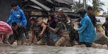Evakuasi dua warga yang nyaris hanyut akibat galodo susulan di Jorong Pasa Maninjau, Nagari Maninjau, Kecamatan Tanjung Raya, Kabupaten Agam, Kamis (25/12/2025) siang. (dok. istimewa)