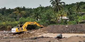 Pascabencana di Batu Busuk: Alat Berat dari Semen Padang Bekerja Dua Minggu Tanpa Henti 13 Alat berat dari PT Semen Padang tengah melakukan pekerjaan membuat tanggul sungai agar aliran sungai ketika meluap tidak mengarah ke pemukiman masyarakat di Batu Busuk. Alat berat ini sudah bekerja di Sungai Batu Busuk sejak 5 Desember 2025 hingga sekarang. (dok. Humas)