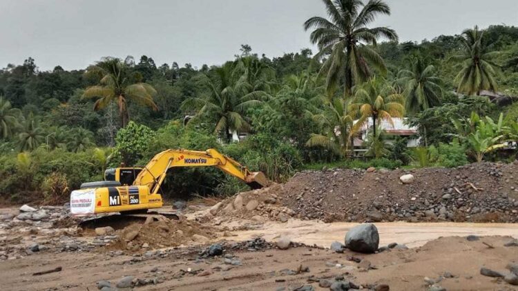 Pascabencana di Batu Busuk: Alat Berat dari Semen Padang Bekerja Dua Minggu Tanpa Henti 1 Alat berat dari PT Semen Padang tengah melakukan pekerjaan membuat tanggul sungai agar aliran sungai ketika meluap tidak mengarah ke pemukiman masyarakat di Batu Busuk. Alat berat ini sudah bekerja di Sungai Batu Busuk sejak 5 Desember 2025 hingga sekarang. (dok. Humas)