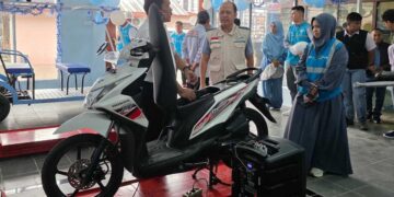 GM PLN UID Sumbar Ajrun Karim meresmikan bengkel konversi motor listrik pertama di Sumbar. (dok. Humas)