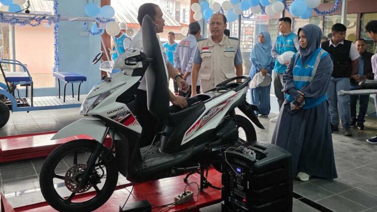 GM PLN UID Sumbar Ajrun Karim meresmikan bengkel konversi motor listrik pertama di Sumbar. (dok. Humas)