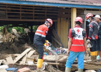 Gerak cepat tim dari Semen Padang bersihkan material di Palembayan Agam. (dok. istimewa)