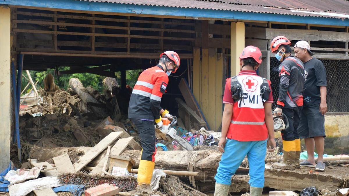 Gerak cepat tim dari Semen Padang bersihkan material di Palembayan Agam. (dok. istimewa)