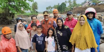 Gubernur Mahyeldi cek kondisi terkini warga pascabanjir susulan di Batu Busuak. (dok. istimewa)