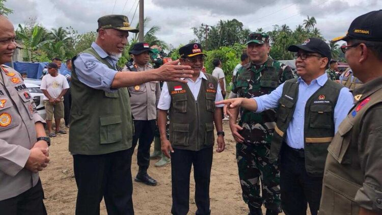 Menko PMK Ground Breaking Pembangunan Huntara di Padang Pariaman 1 Gubernur Mahyeldi dampingi Menko PMK Pratikno. (dok. istimewa)