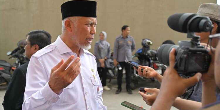 Gubernur Mahyeldi diwawancarai awak media saat mengecek kondisi korban bencana. (dok. istimewa)