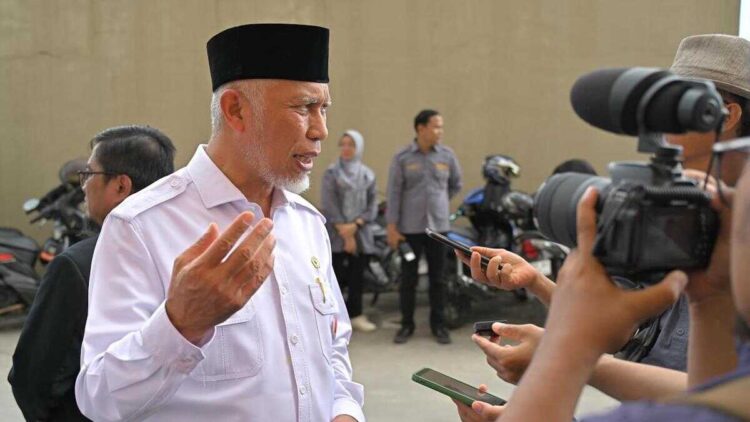 Warning! Gubernur Mahyeldi Ultimatum Pihak yang Ambil Keuntungan di Tengah Bencana 1 Gubernur Mahyeldi diwawancarai awak media saat mengecek kondisi korban bencana. (dok. istimewa)