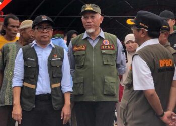 Gubernur Mahyeldi menemani Menko PMK Pratikno saat kunjungan ke Padang Pariaman. (dok. istimewa)