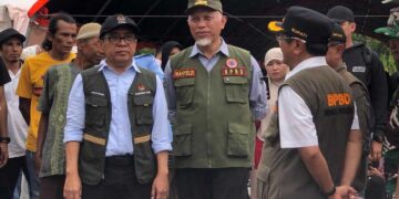 Gubernur Sumbar Minta Daerah Terdampak Bencana Segera Bangun Huntara dan Huntap 13 Gubernur Mahyeldi menemani Menko PMK Pratikno saat kunjungan ke Padang Pariaman. (dok. istimewa)