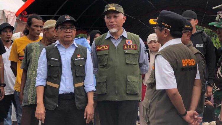 Gubernur Sumbar Minta Daerah Terdampak Bencana Segera Bangun Huntara dan Huntap 1 Gubernur Mahyeldi menemani Menko PMK Pratikno saat kunjungan ke Padang Pariaman. (dok. istimewa)