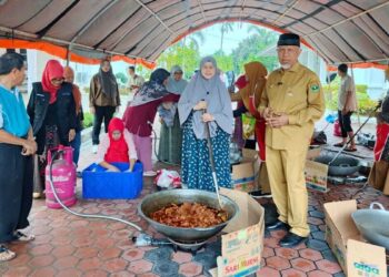 Bantu Korban Bencana, TP PKK Sumbar Inisiasi Program 'Marandang untuk Sumatera' 2 Gubernur Mahyeldi mengecek kesiapan kegiatan Marandang TP PKK Sumbar untuk korban bencana. (dok. istimewa)