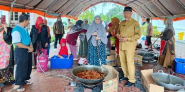Gubernur Mahyeldi mengecek kesiapan kegiatan Marandang TP PKK Sumbar untuk korban bencana. (dok. istimewa)