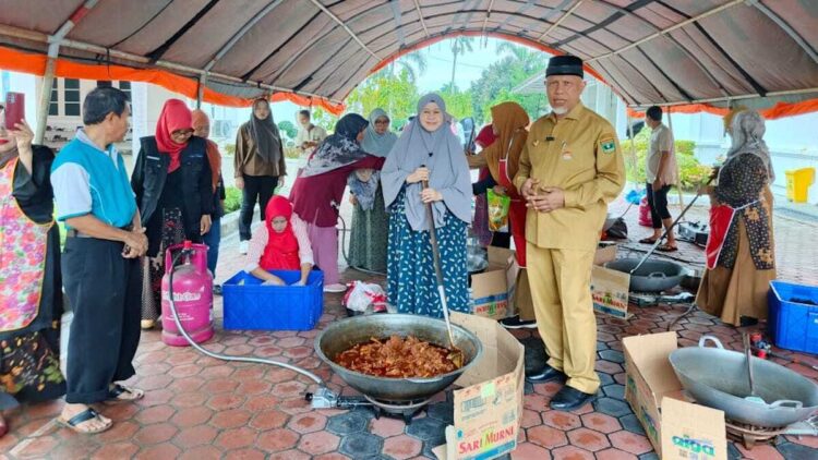 Gubernur Mahyeldi mengecek kesiapan kegiatan Marandang TP PKK Sumbar untuk korban bencana. (dok. istimewa)