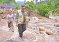 Gubernur Mahyeldi meninjau kawasan yang terdampak bencana banjir bandang. (dok. istimewa)