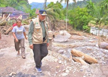 Gubernur Mahyeldi meninjau kawasan yang terdampak bencana banjir bandang. (dok. istimewa)