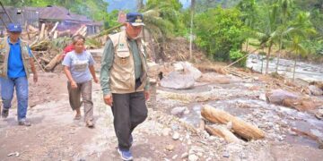 Mahyeldi Apresiasi Kebijakan Presiden dan Menkeu, TKD 2026 Daerah Bencana Tak Dipotong 13 Gubernur Mahyeldi meninjau kawasan yang terdampak bencana banjir bandang. (dok. istimewa)